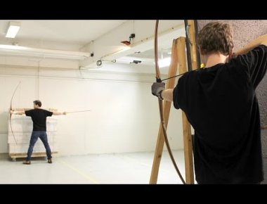 Όταν ξέρει κανείς να χειρίζεται καλά το τόξο! (βίντεο)